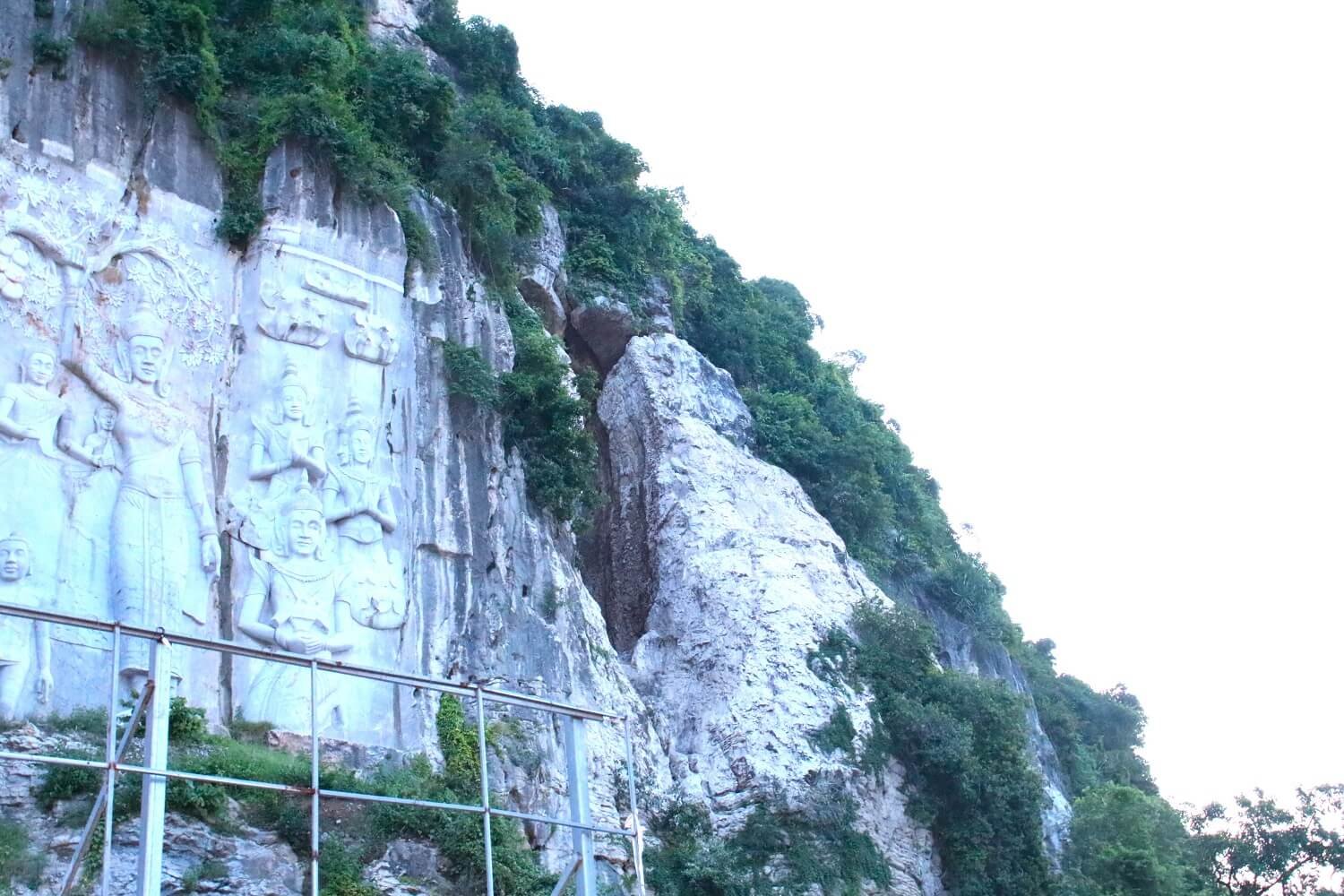박쥐 동굴 장관 (Bat Cave Spectacle)